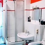 In Center Halle With Shared Bathroom & Kitchen - Free Wifi & Ground Floor Daire