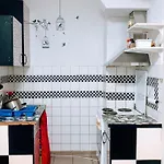 Daire In Center Halle With Shared Bathroom & Kitchen - Free Wifi & Ground Floor