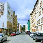 In Center Halle With Shared Bathroom & Kitchen - Free Wifi & Ground Floor Daire