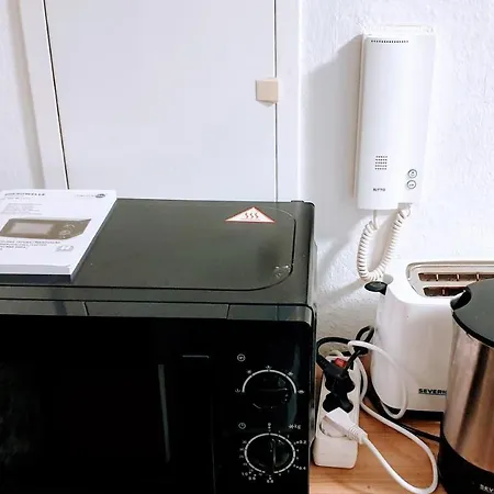 In Center Halle With Shared Bathroom & Kitchen - Free Wifi & Ground Floor Appartement