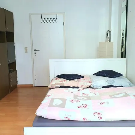 Daire In Center Halle With Shared Bathroom & Kitchen - Free Wifi & Ground Floor *