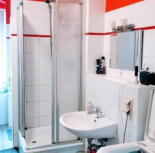 In Center Halle With Shared Bathroom & Kitchen - Free Wifi & Ground Floor Apartman