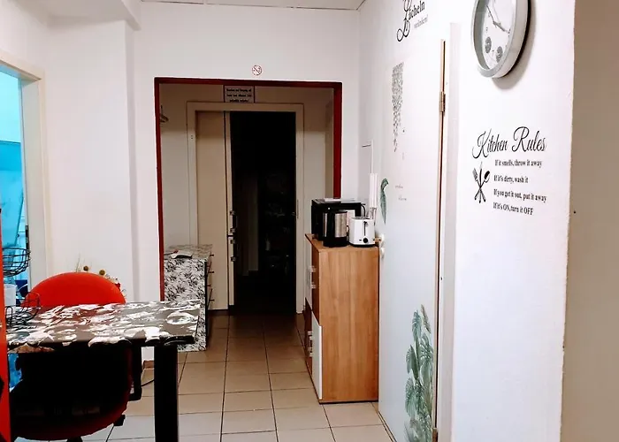 In Center Halle With Shared Bathroom & Kitchen - Free Wifi & Ground Floor Apartman